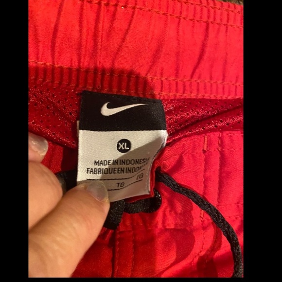 EUC Nike Swim Trunks Mens XL Red Pockets Board Shorts Lined Embroidered Swoosh - Picture 4 of 4